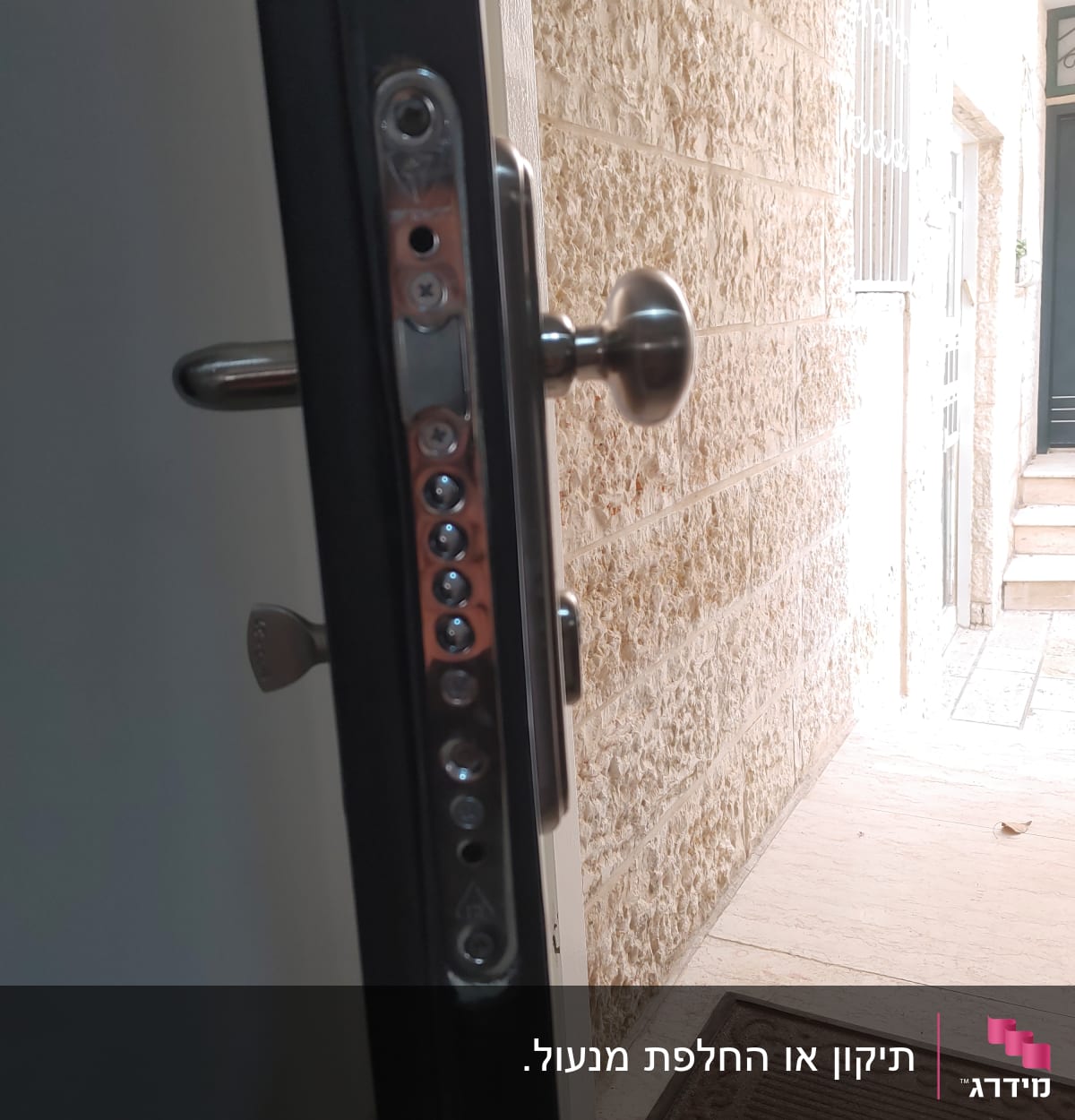 מנעול דלת מתכת עם ידית עגולה